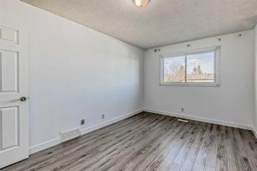 39 Bermuda Drive, Calgary, AB - Indoor Photo Showing Other Room