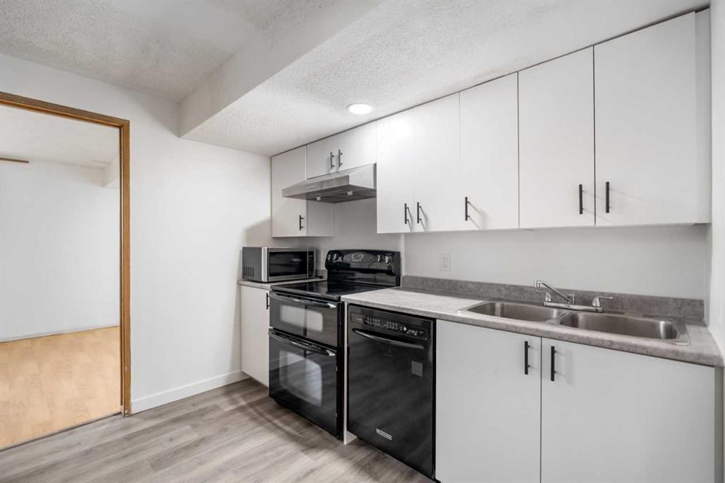 39 Bermuda Drive, Calgary, AB - Indoor Photo Showing Kitchen With Double Sink