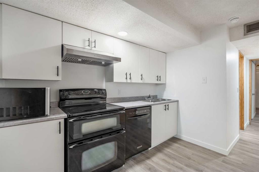 39 Bermuda Drive, Calgary, AB - Indoor Photo Showing Kitchen
