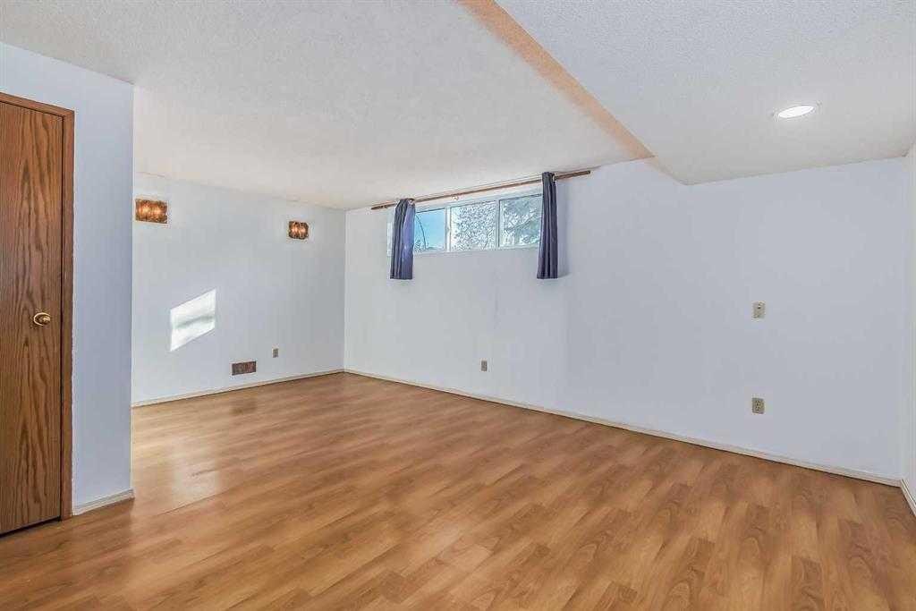 39 Bermuda Drive, Calgary, AB - Indoor Photo Showing Other Room