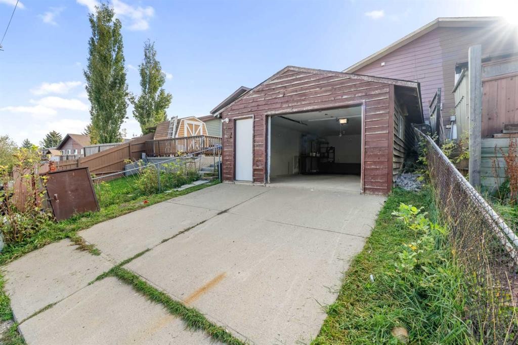 39 Bermuda Drive, Calgary, AB - Outdoor