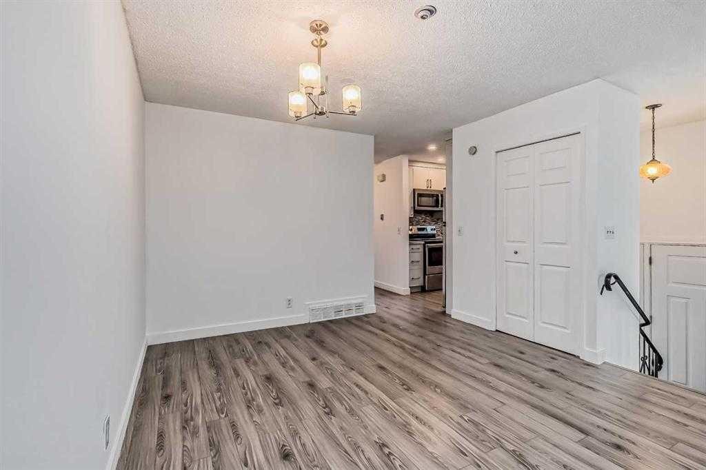 39 Bermuda Drive, Calgary, AB - Indoor Photo Showing Other Room