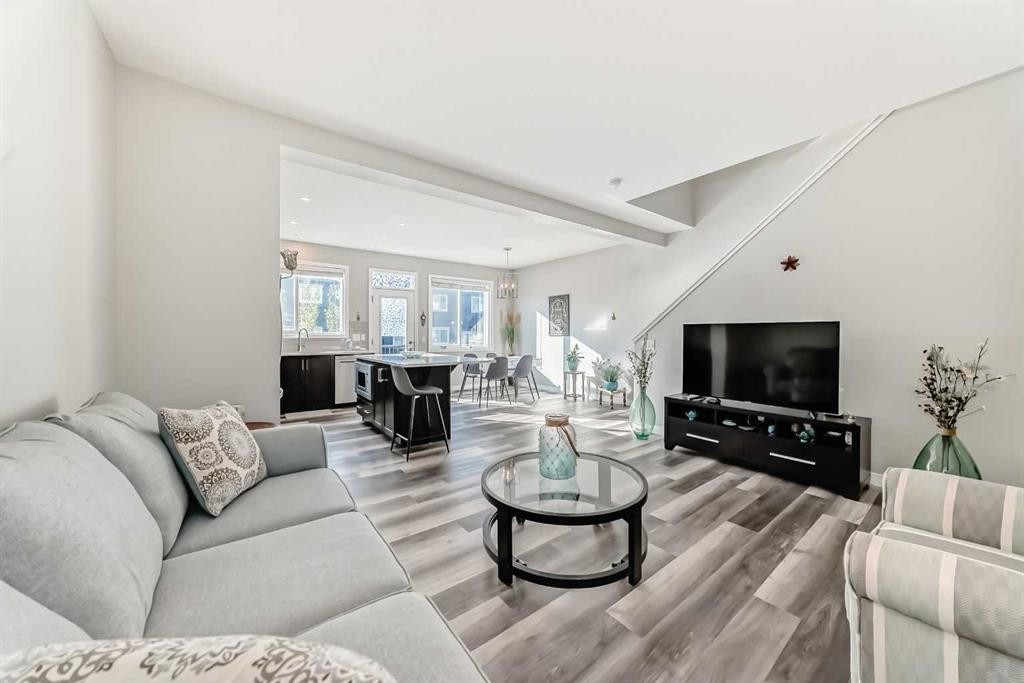 615 Kingsmere Way Se, Airdrie, AB - Indoor Photo Showing Living Room