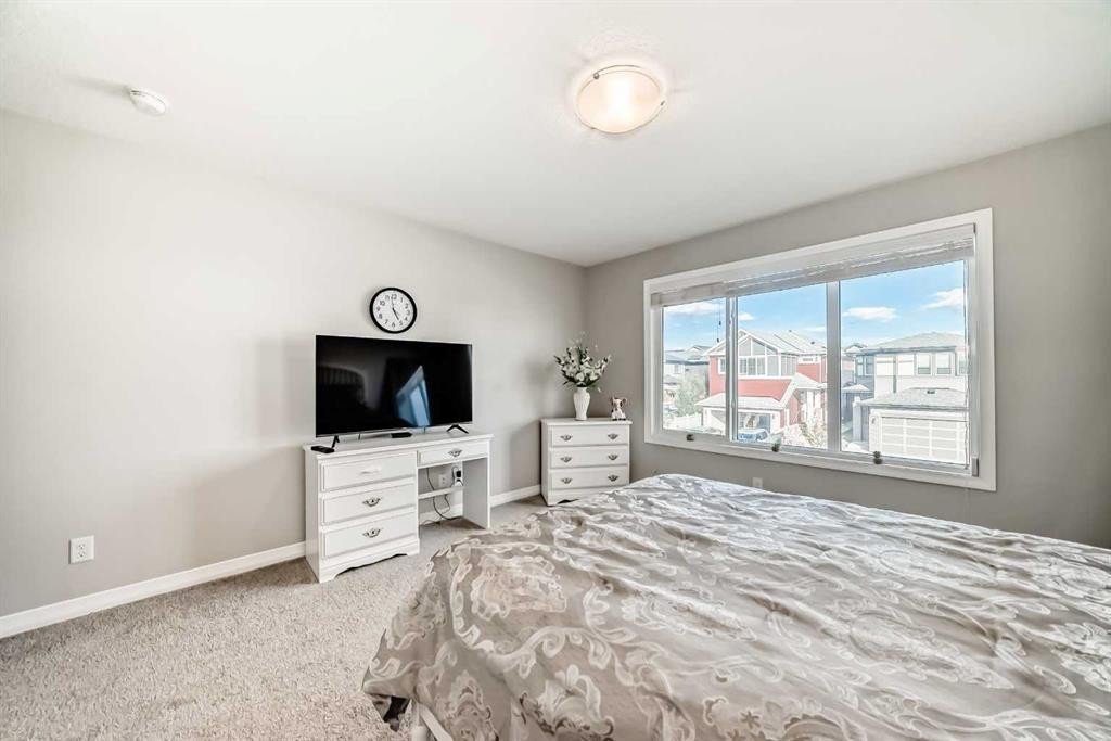 615 Kingsmere Way Se, Airdrie, AB - Indoor Photo Showing Bedroom