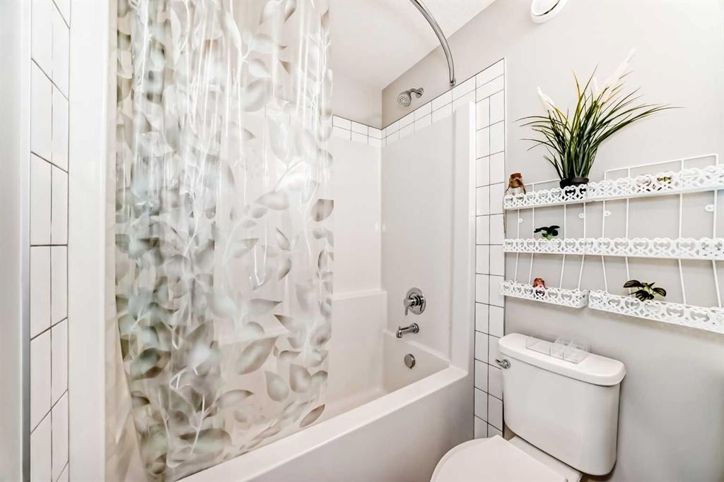 615 Kingsmere Way Se, Airdrie, AB - Indoor Photo Showing Bathroom