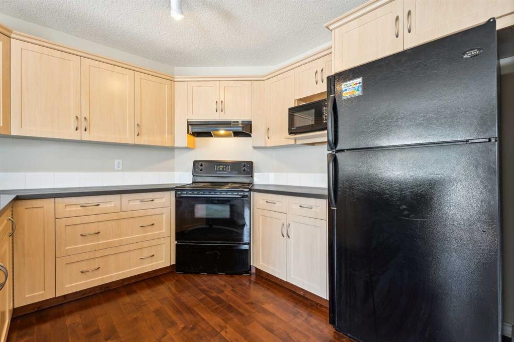 73 Rocky Ridge Heath Nw, Calgary, AB - Indoor Photo Showing Kitchen
