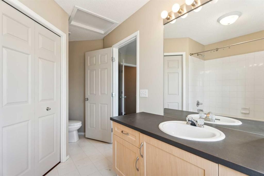 73 Rocky Ridge Heath Nw, Calgary, AB - Indoor Photo Showing Bathroom