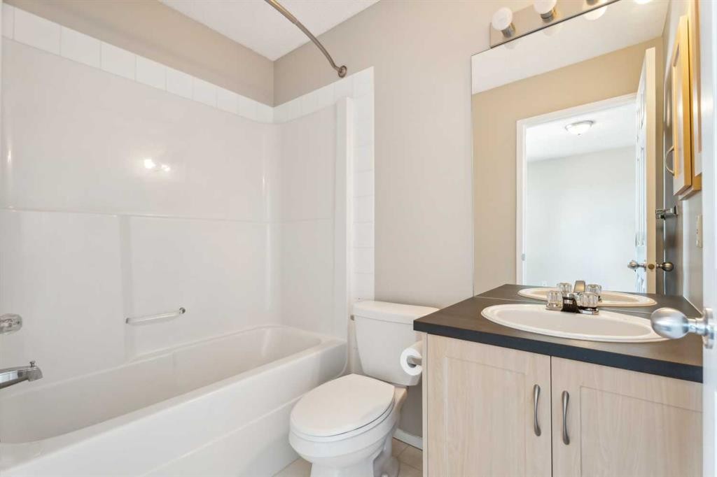 73 Rocky Ridge Heath Nw, Calgary, AB - Indoor Photo Showing Bathroom
