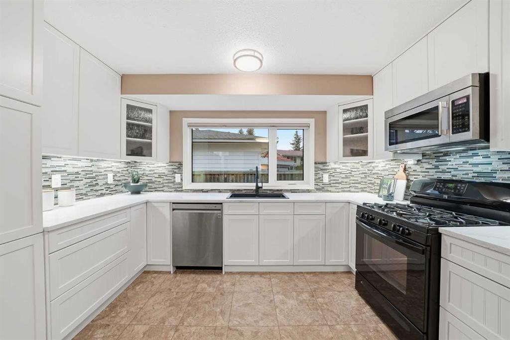 471 Dalmeny Hill Nw, Calgary, AB - Indoor Photo Showing Kitchen With Upgraded Kitchen