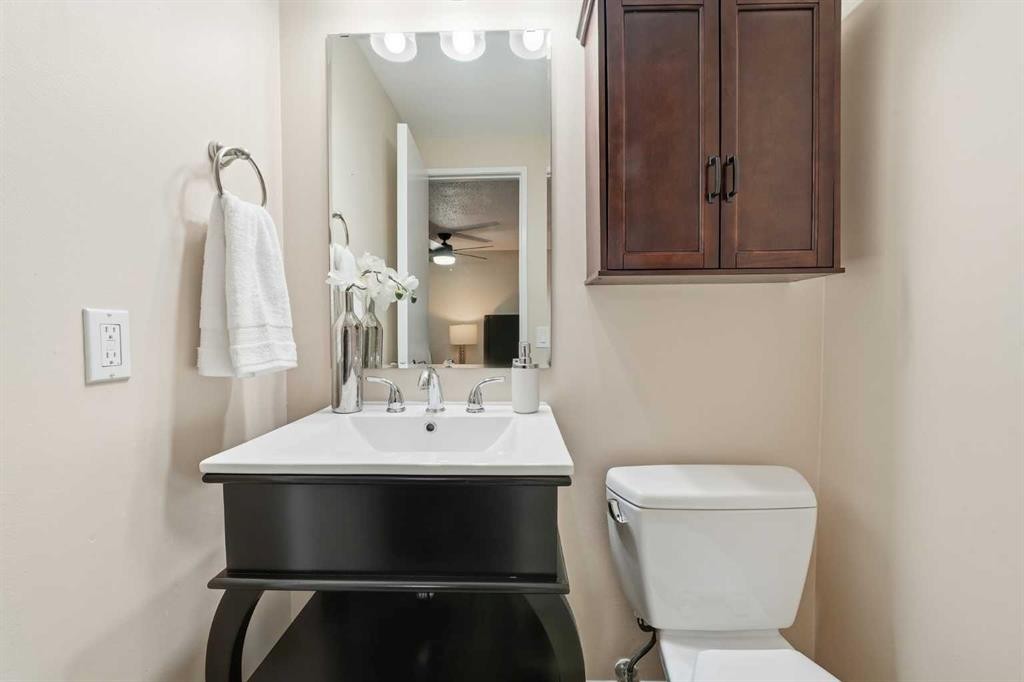 471 Dalmeny Hill Nw, Calgary, AB - Indoor Photo Showing Bathroom