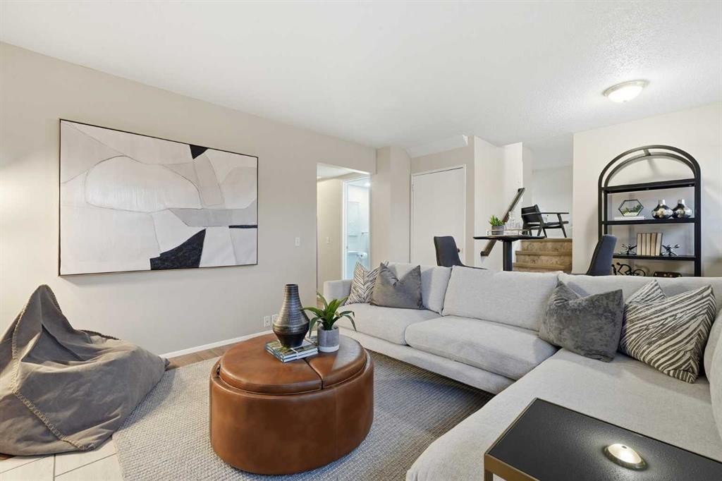 471 Dalmeny Hill Nw, Calgary, AB - Indoor Photo Showing Living Room