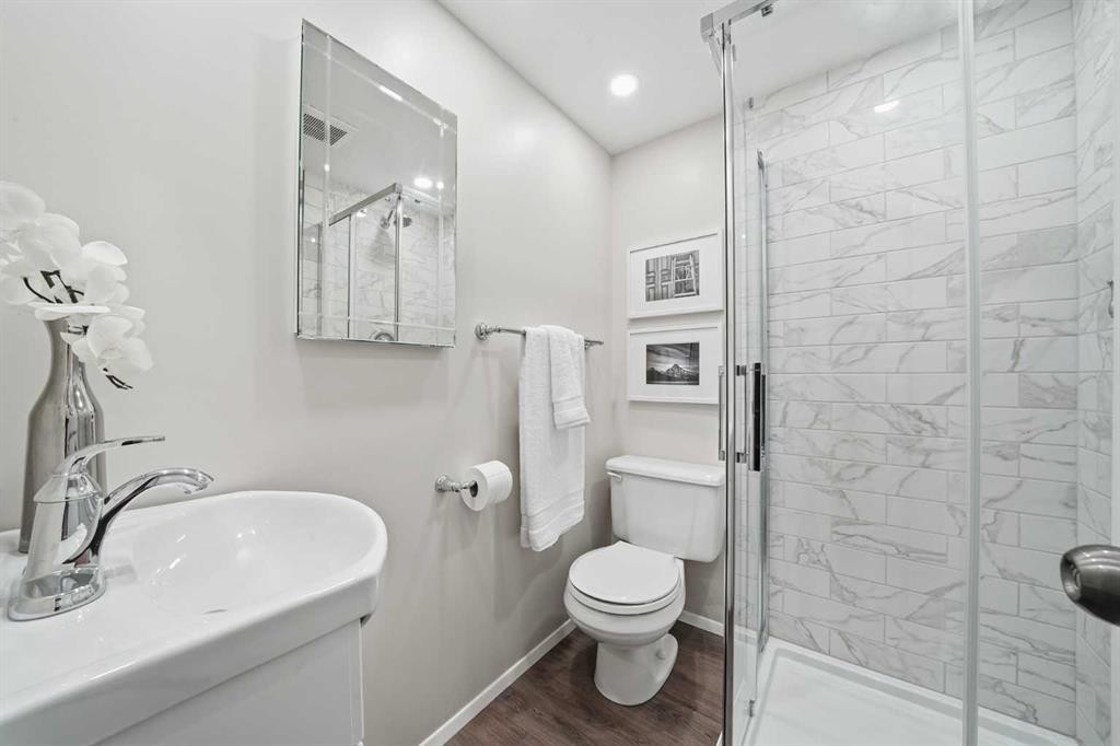 471 Dalmeny Hill Nw, Calgary, AB - Indoor Photo Showing Bathroom