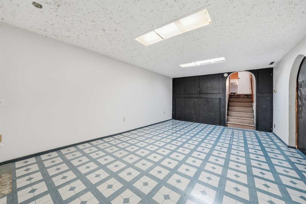 471 Dalmeny Hill Nw, Calgary, AB - Indoor Photo Showing Other Room