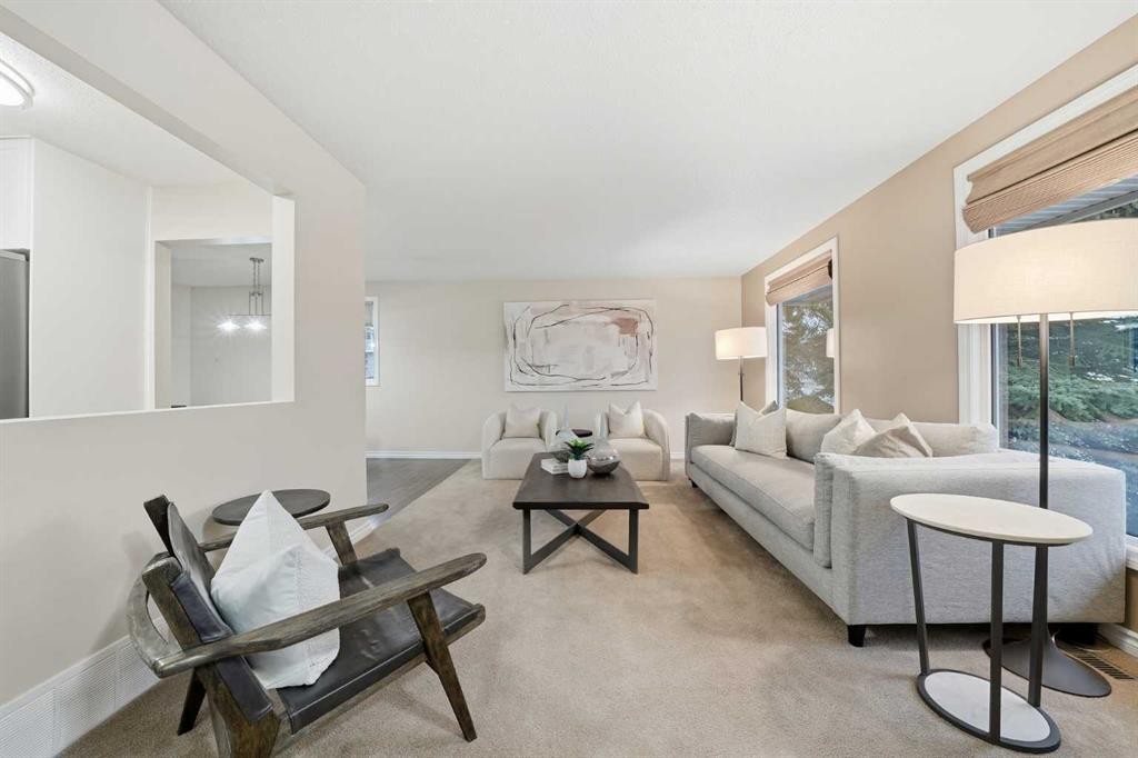 471 Dalmeny Hill Nw, Calgary, AB - Indoor Photo Showing Living Room