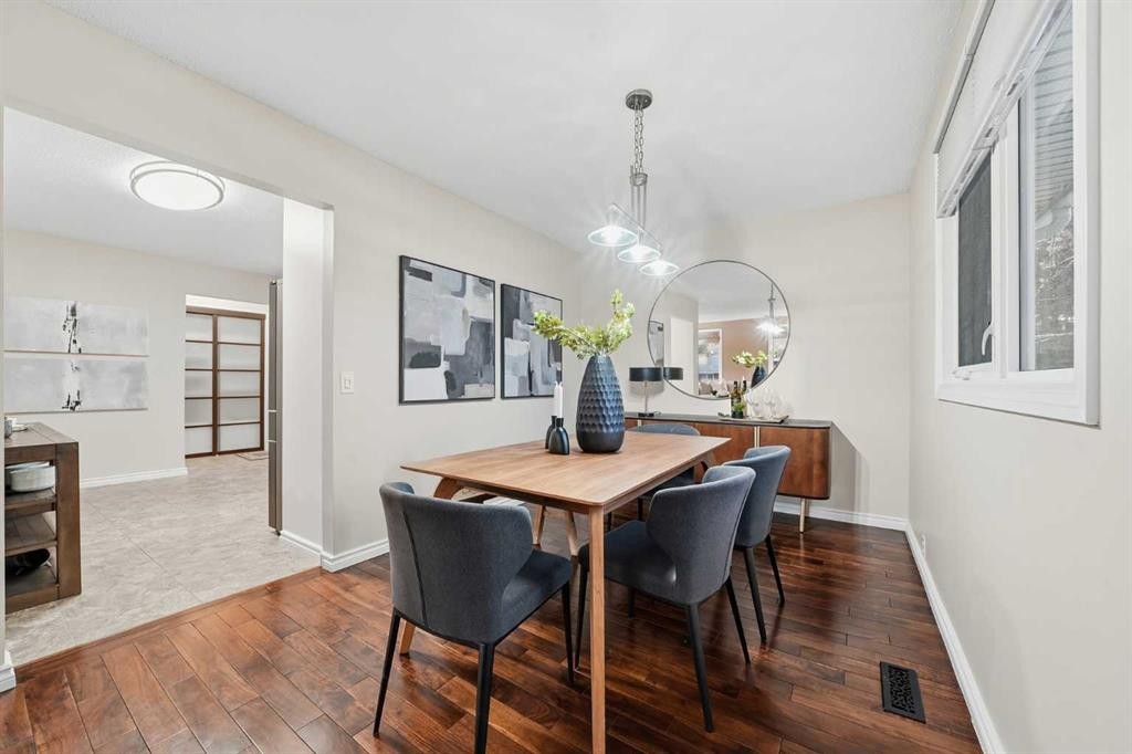 471 Dalmeny Hill Nw, Calgary, AB - Indoor Photo Showing Dining Room