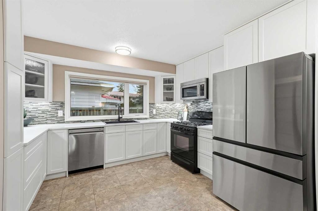 471 Dalmeny Hill Nw, Calgary, AB - Indoor Photo Showing Kitchen With Upgraded Kitchen