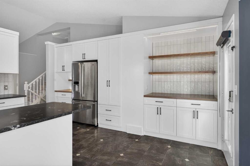 328 Douglas Ridge Close Se, Calgary, AB - Indoor Photo Showing Kitchen