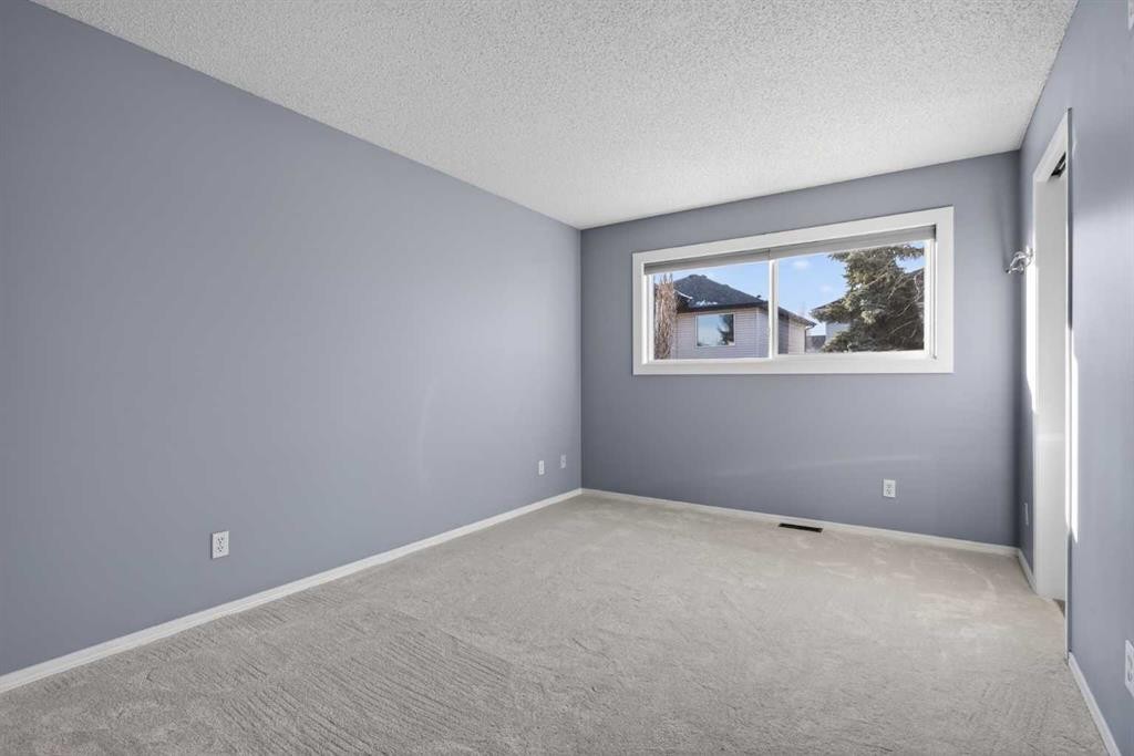 328 Douglas Ridge Close Se, Calgary, AB - Indoor Photo Showing Other Room