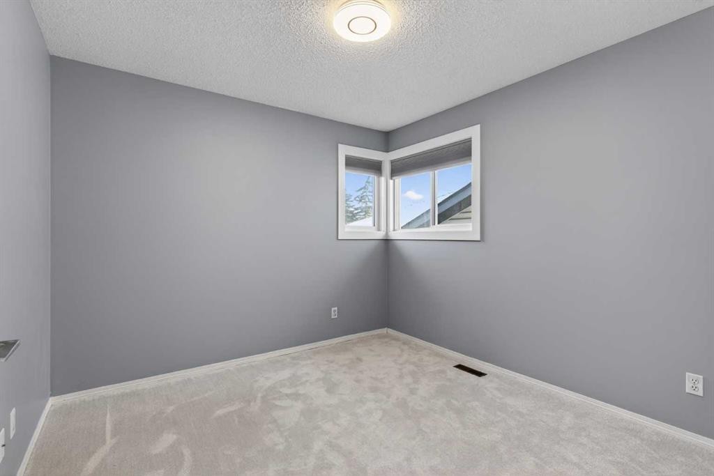 328 Douglas Ridge Close Se, Calgary, AB - Indoor Photo Showing Other Room
