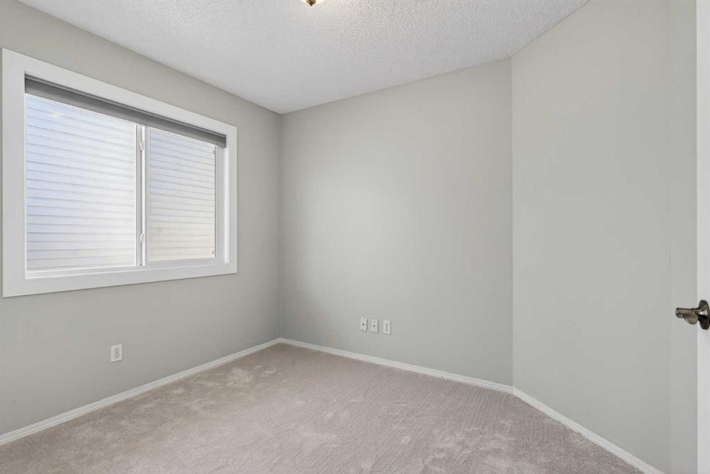 328 Douglas Ridge Close Se, Calgary, AB - Indoor Photo Showing Other Room