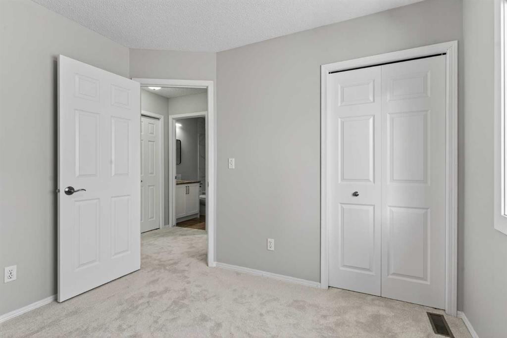 328 Douglas Ridge Close Se, Calgary, AB - Indoor Photo Showing Other Room