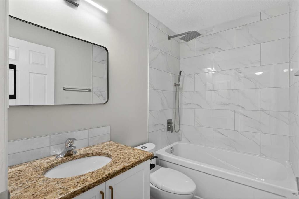 328 Douglas Ridge Close Se, Calgary, AB - Indoor Photo Showing Bathroom