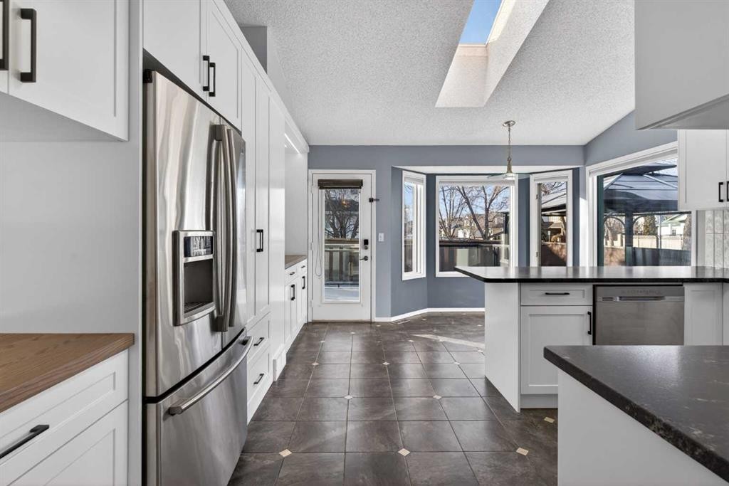 328 Douglas Ridge Close Se, Calgary, AB - Indoor Photo Showing Kitchen