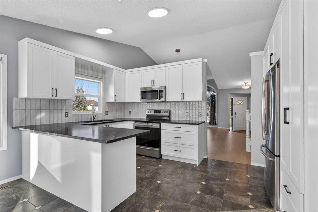 328 Douglas Ridge Close Se, Calgary, AB - Indoor Photo Showing Kitchen With Upgraded Kitchen