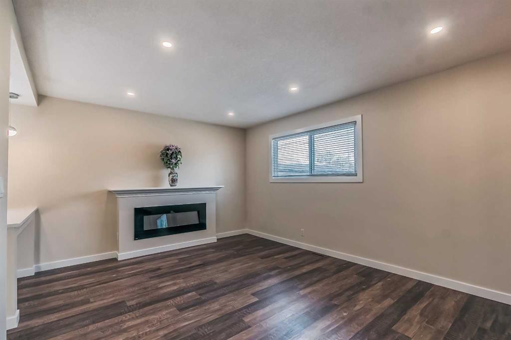 23 Cheltenham Road Nw, Calgary, AB - Indoor With Fireplace