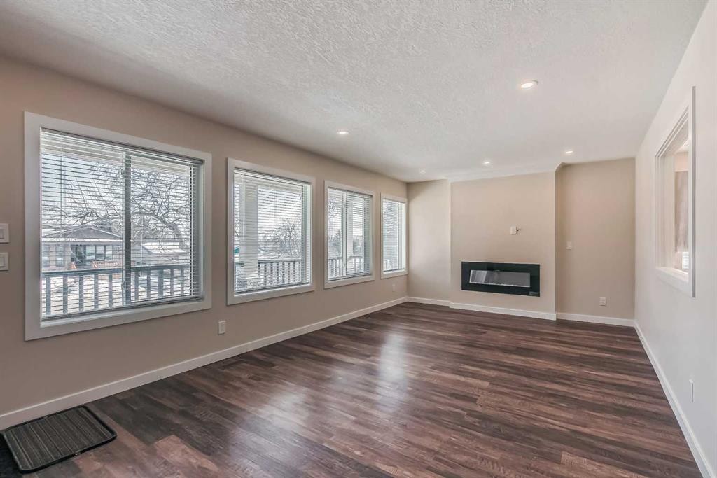 23 Cheltenham Road Nw, Calgary, AB - Indoor With Fireplace
