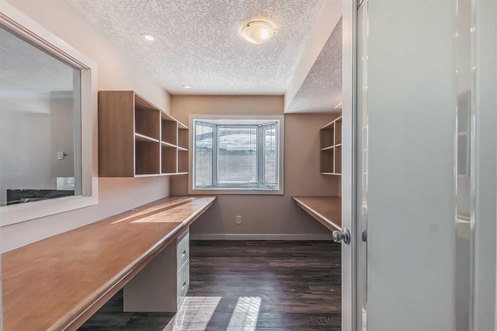 23 Cheltenham Road Nw, Calgary, AB - Indoor Photo Showing Other Room