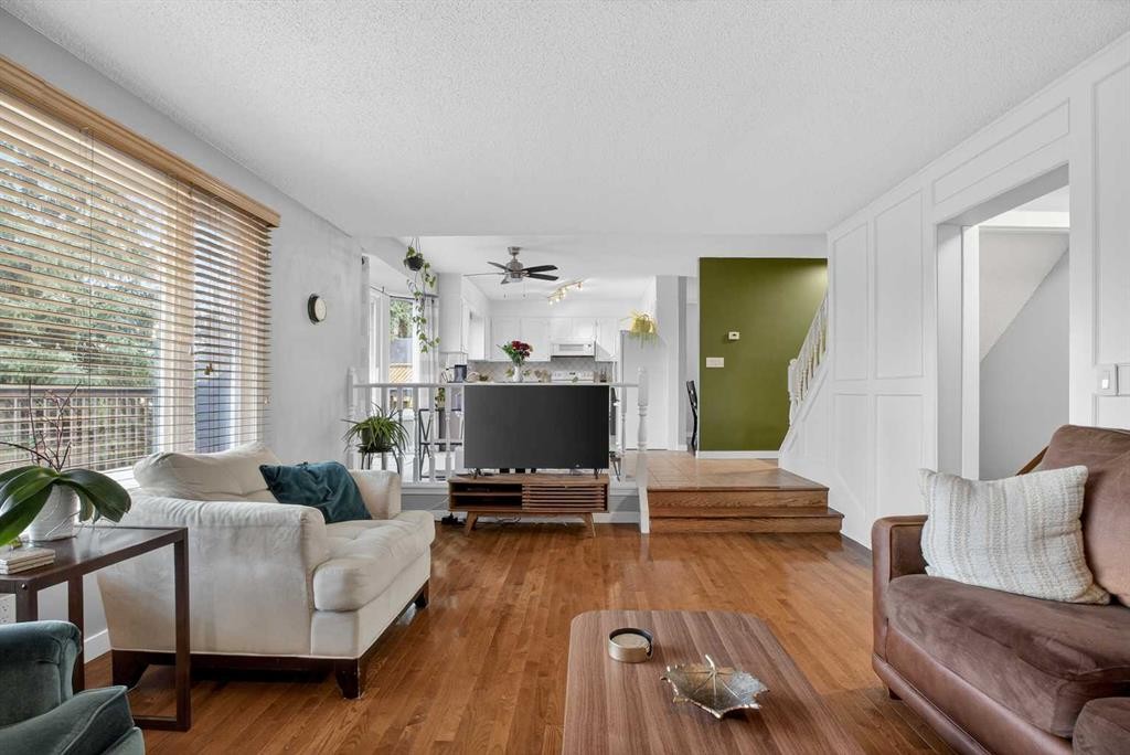 1480 Berkley Drive Nw, Calgary, AB - Indoor Photo Showing Living Room