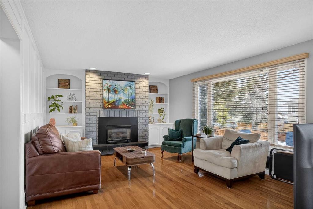 1480 Berkley Drive Nw, Calgary, AB - Indoor Photo Showing Living Room With Fireplace