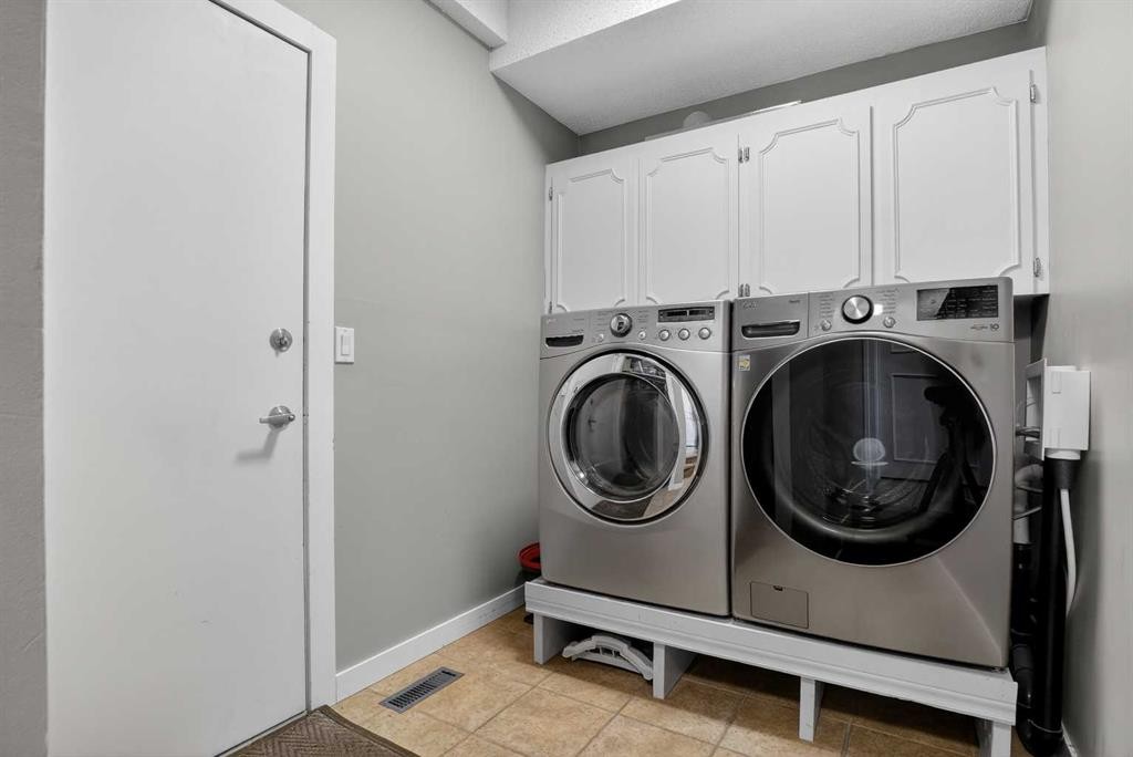1480 Berkley Drive Nw, Calgary, AB - Indoor Photo Showing Laundry Room