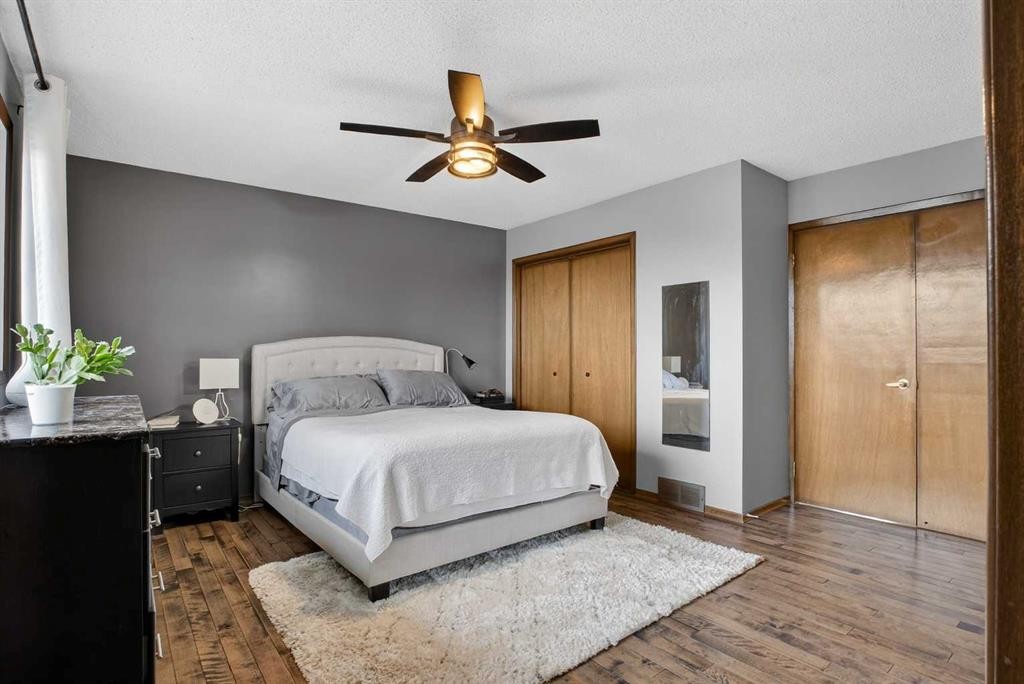 1480 Berkley Drive Nw, Calgary, AB - Indoor Photo Showing Bedroom