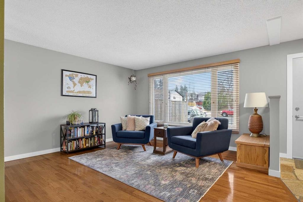 1480 Berkley Drive Nw, Calgary, AB - Indoor Photo Showing Living Room
