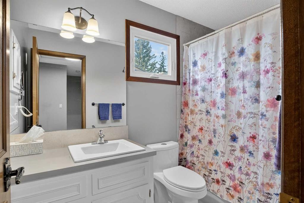 1480 Berkley Drive Nw, Calgary, AB - Indoor Photo Showing Bathroom