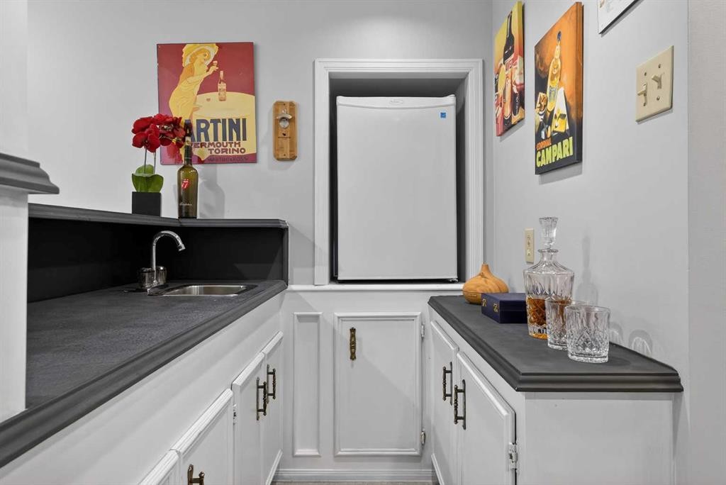 1480 Berkley Drive Nw, Calgary, AB - Indoor Photo Showing Kitchen