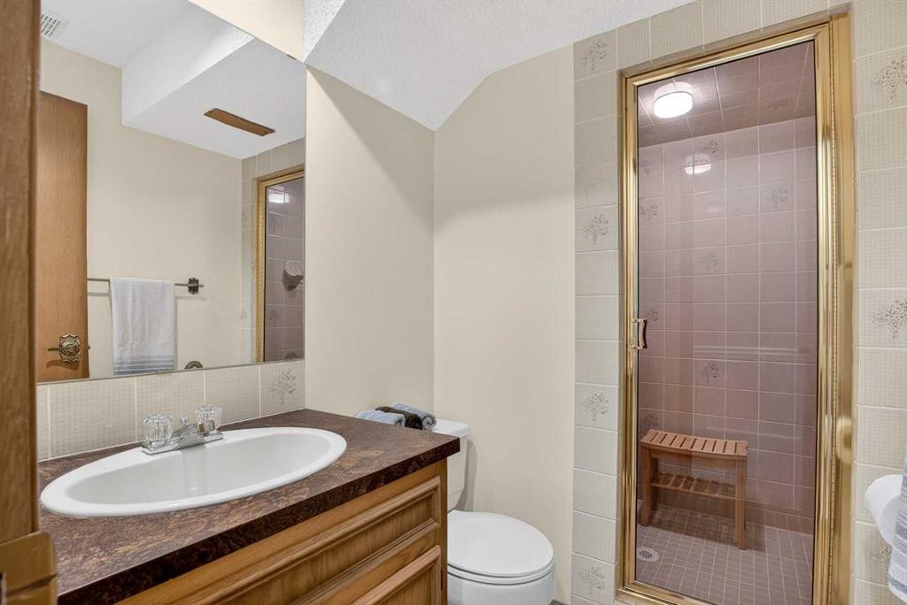 1480 Berkley Drive Nw, Calgary, AB - Indoor Photo Showing Bathroom