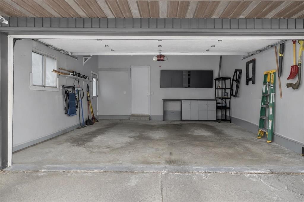 1480 Berkley Drive Nw, Calgary, AB - Indoor Photo Showing Garage