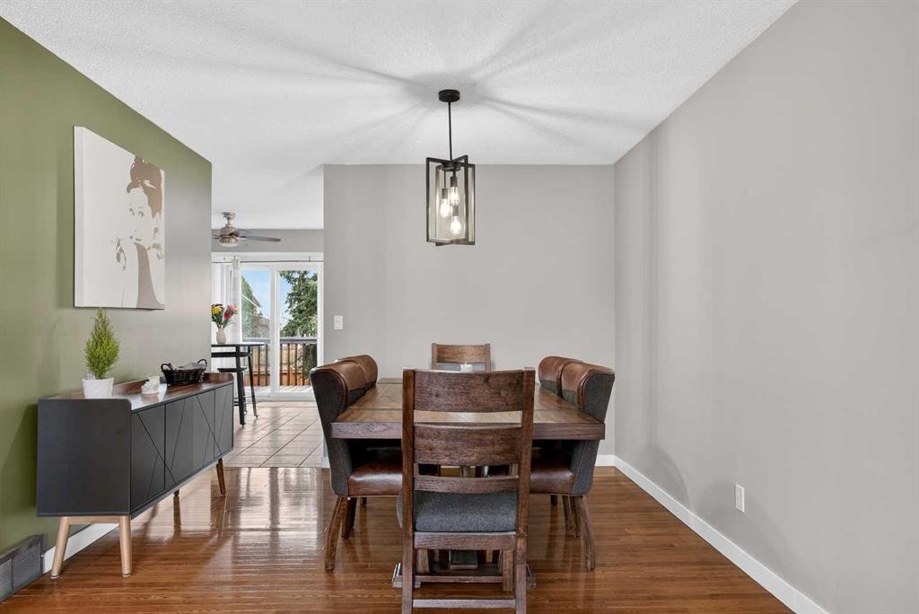 1480 Berkley Drive Nw, Calgary, AB - Indoor Photo Showing Dining Room