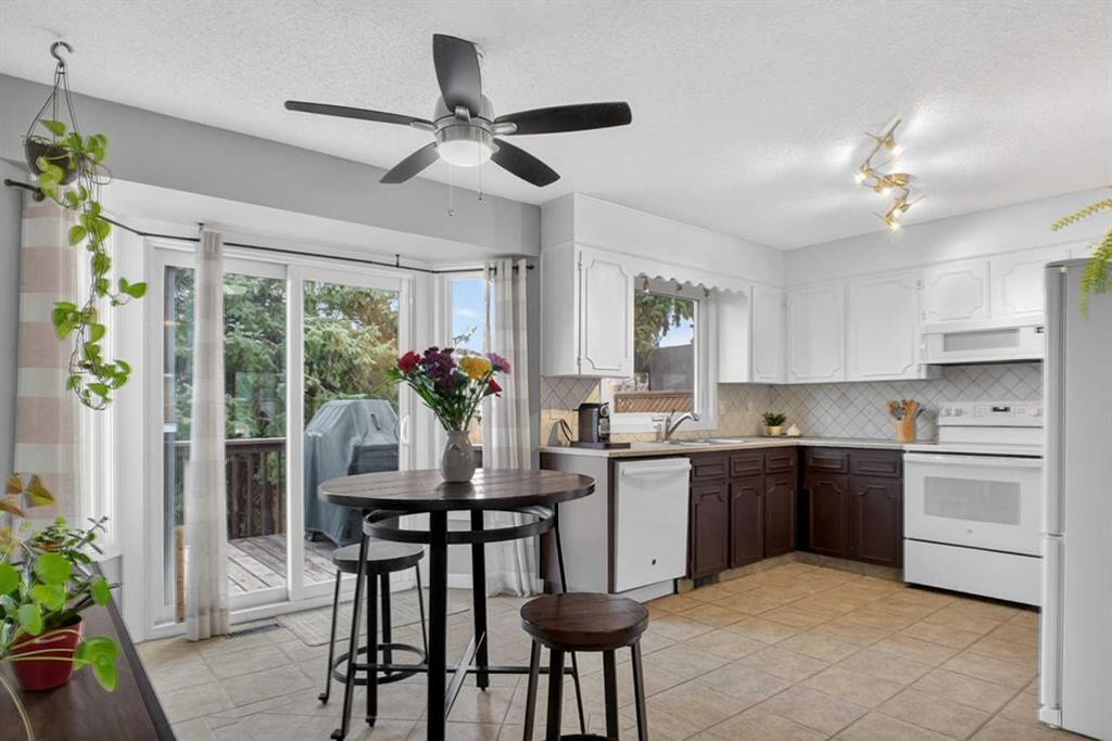 1480 Berkley Drive Nw, Calgary, AB - Indoor Photo Showing Kitchen