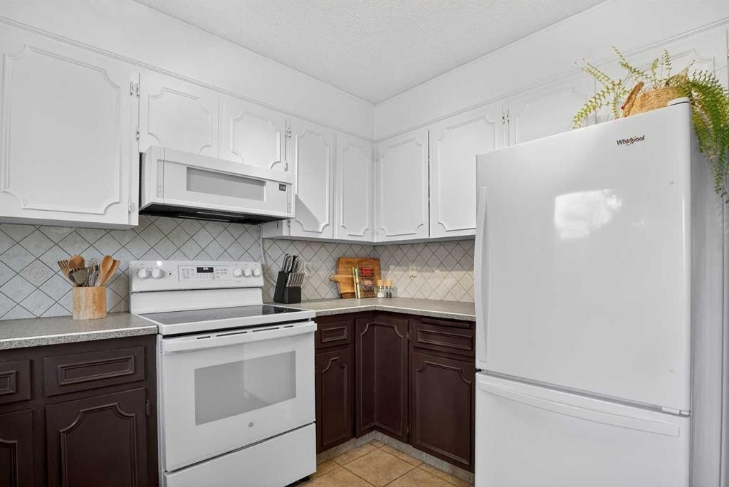 1480 Berkley Drive Nw, Calgary, AB - Indoor Photo Showing Kitchen