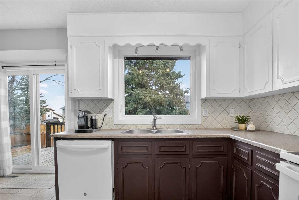 1480 Berkley Drive Nw, Calgary, AB - Indoor Photo Showing Kitchen With Double Sink
