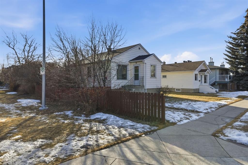 139 20 Avenue Ne, Calgary, AB - Outdoor