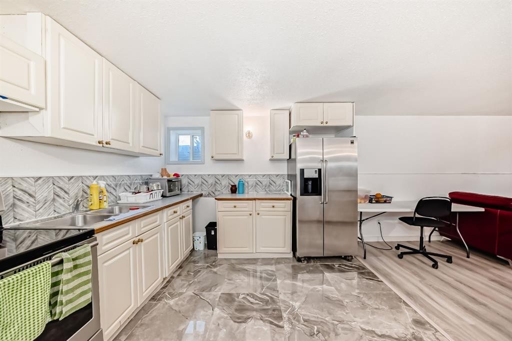 19 Malvern Place Ne, Calgary, AB - Indoor Photo Showing Kitchen With Double Sink