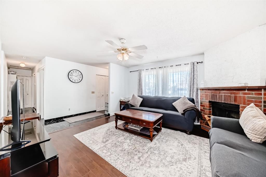 19 Malvern Place Ne, Calgary, AB - Indoor Photo Showing Living Room