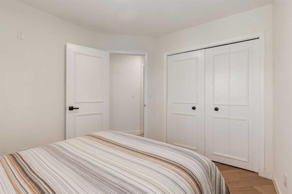 113 Straddock Terrace Sw, Calgary, AB - Indoor Photo Showing Bedroom