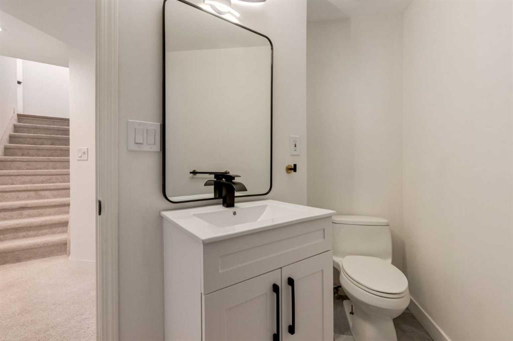 113 Straddock Terrace Sw, Calgary, AB - Indoor Photo Showing Bathroom