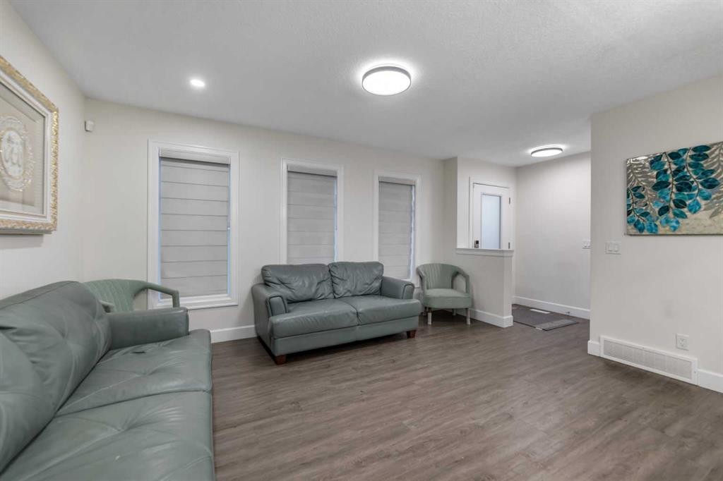 10532 Cityscape Drive Ne, Calgary, AB - Indoor Photo Showing Living Room